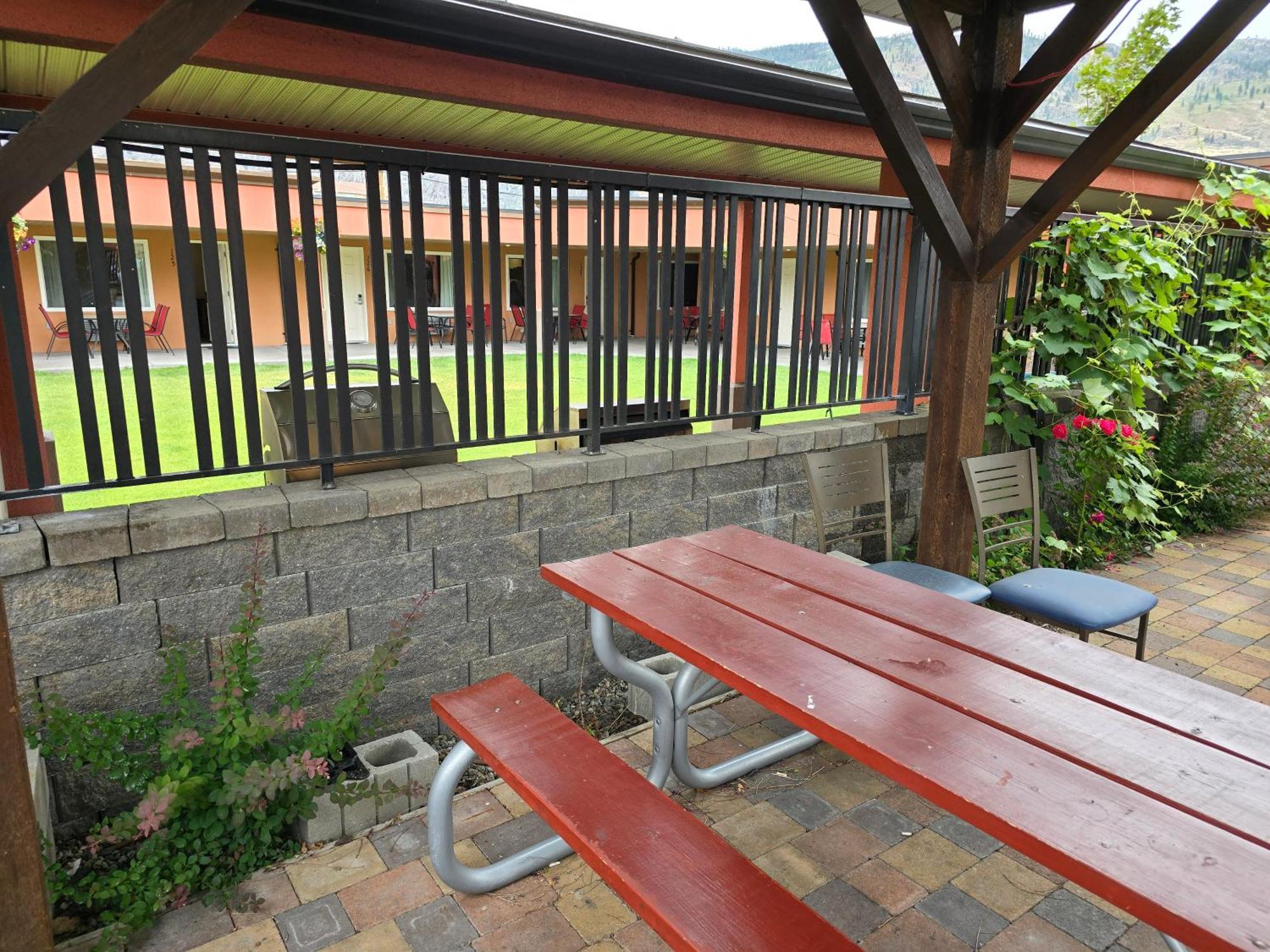 Sahara Courtyard Inn & Suites オソヨース エクステリア 写真